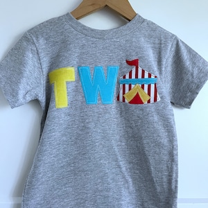 ZWEI Karneval Geburtstagsshirt, Zirkus Thema Party, die größte Party, Eintrittskarte zum Geburtstag, zweiter Geburtstag, 1. Geburtstag, 2., 1. Geburtstag