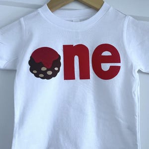Camiseta de primeiro aniversário de almôndega. Nosso pequeno almôndega ONE, hambúrguer, comida, pizza, 1º, qualquer idade personalizável. Churrasco no quintal, noite de pizza, piquenique