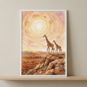 Pode incluir: Pintura em aquarela de duas girafas em um penhasco rochoso com vista para uma paisagem de savana africana. As girafas têm padrões manchados marrons e bege. O céu apresenta um sol brilhante e rodopiante com tons quentes de laranja e amarelo. A obra está emoldurada.
