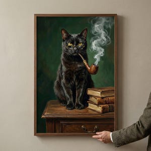 以下が含まれることがあります： メガネをかけ、パイプをくわえた黒猫が描かれた額入りのプリント。猫は木のテーブルに座り、本の山に寄り添い、パイプから煙が上がっています。背景は濃い緑色です。