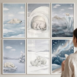 Pode incluir: Seis impressões emolduradas em aquarela com ursos polares em várias cenas árticas. Uma mostra um urso nadando, outra dormindo em uma caverna de neve, e outras retratam ursos em blocos de gelo e sob a aurora boreal. A obra de arte é em tons de azul, branco e cinza.