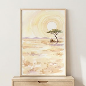 Pode incluir: Impressão em aquarela de uma cena de savana com um leão descansando sob uma árvore. A obra apresenta um grande sol ao fundo, uma árvore com folhas verdes e um leão em primeiro plano. A paleta de cores inclui tons de amarelo, bege e marrom.