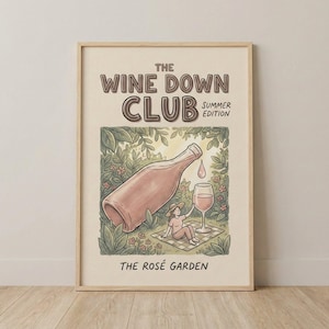 Op de afbeelding: Een ingelijste poster met de tekst "The Wine Down Club Summer Edition" boven een illustratie van een wijnfles die in een glas giet. Een persoon zit op een picknickkleed in een tuin. De tekst "The Rosé Garden" staat onderaan.