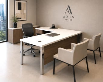 Puede incluir: Un escritorio de oficina en forma de L con superficie blanca y base de madera, con patas de metal plateado. El escritorio incluye una silla de oficina de malla negra y dos sillas tapizadas en beige con marcos negros. La pared muestra el texto AXIS OFFICE.