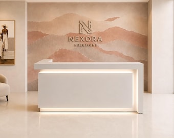 Puede incluir: Un mostrador de recepción blanco con iluminación integrada bajo el mostrador se sitúa ante una pared con un mural de colinas superpuestas en tonos rosa y beige apagados. La pared muestra el logotipo metálico y el texto NEXORA SOLUTIONS.