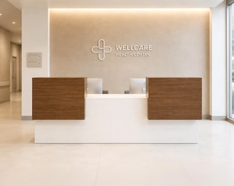 Puede incluir: Un mostrador de recepción con base blanca y dos paneles laterales de madera oscura. En la pared beige detrás del mostrador, se muestra un logotipo blanco y el texto WELLCARE HEALTH CENTER. Un letrero indica Exam Rooms 1-6 a la izquierda.
