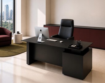 Puede incluir: Un escritorio ejecutivo negro con una silla de oficina negra a juego, un monitor de computadora plateado, un teclado, un ratón y una pequeña bandeja negra con bolígrafos. El escritorio cuenta con una superficie rectangular y un módulo lateral.