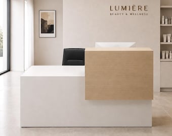 Puede incluir: Un mostrador de recepción con base blanca y panel frontal en tono madera clara. Detrás del mostrador hay una silla de oficina negra. En la pared superior, el texto LUMIÈRE BEAUTY & WELLNESS aparece en letras oscuras sobre una pared neutra.