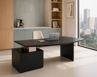 Puede incluir: Un escritorio ejecutivo negro con superficie curva y base de bloque sólido, con un portátil plateado sobre él. El escritorio se encuentra en una habitación con armarios de madera clara, paneles de pared verde salvia y una ventana con vista urbana.