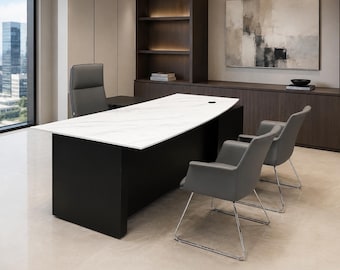 Puede incluir: Un escritorio rectangular con una superficie de patrón de mármol blanco y una base negra sólida, acompañado por una silla de oficina de cuero gris con respaldo alto y dos sillones grises con bases de trineo de metal cromado en una oficina.