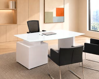 Puede incluir: Un escritorio con superficie de cristal blanco, forma rectangular y dos bases de bloque blancas sólidas. Incluye una silla de oficina de malla negra y dos sillas tapizadas en negro con marcos cromados, en una estancia con muebles de madera clara.