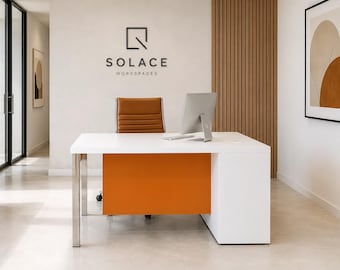 Puede incluir: Un escritorio blanco con un panel frontal naranja brillante, una pata de metal plateado y una unidad de almacenamiento blanca. Una silla de oficina de cuero beige se sitúa detrás del escritorio, que sostiene un monitor de computadora plateado. La pared muestra el texto negro SOLACE WORKSPACES.
