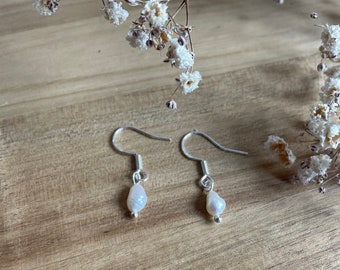 Boucles d'oreilles pendantes en perles d'eau douce délicates