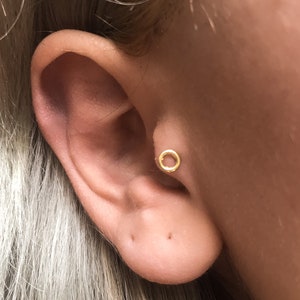 Minimalistische Kreis Tragus Piercing, 14k Gold Filled Ohrstecker, 925k Silber handgemachter Schmuck, Weihnachtsgeschenk für Sie