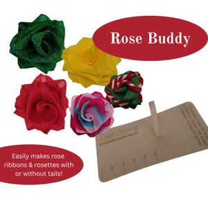 Könnte beinhalten: Eine Auswahl an Stoffrosen-Dekorationen in Rot, Grün, Gelb und Rosa. Das Bild zeigt ein Werkzeug mit Zollmaßen und den Text "Rose Buddy" und "Easily makes rose ribbons & rosettes with or without tails!"