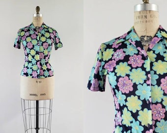 Vintage 1970s purple, blue and green flower power short sleeve button up top, 70s retro MOD novelty print blouse size small S