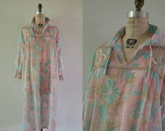 Vintage 1980s pastel flower power long sleeve nightgown with lace details, 80s floral print maxi dress with collar size large L