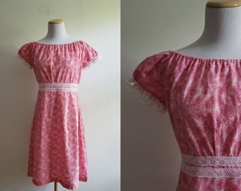 Vintage 1970s 70s pink and white ditsy floral short sleeve prairie dress with white crochet trim, retro gunne sax day dress size XXS/XS