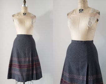 Vintage 1970s grey high waisted a-line wool skirt with embroidered stripe design, 70s retro pleated winter secretary skirt size small S