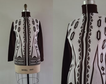 Vintage 1970s chocolate brown and white abstract print long sleeve zip up top, 70s retro ribbed sleeved turtleneck size medium/large M/L