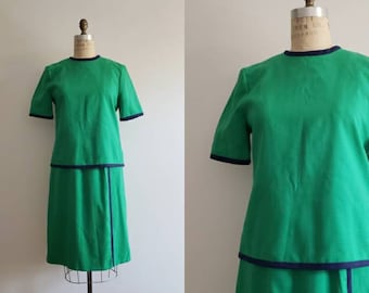 Vintage 80s, 1980s short sleeve green day dress with t-shirt and wrap skirt, office dress with navy blue trim size medium/large M/L