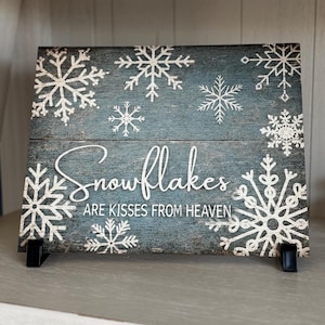 Letrero metálico "Copos de nieve son besos del cielo", accesorio para corona de invierno, letrero navideño de pared de estilo rústico, decoración rústica de invierno con copos de nieve.