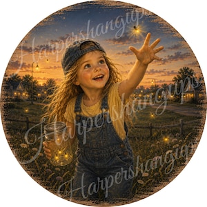 Op de afbeelding: Een rond wandbord met een gedrukte illustratie van een kind met een spijkerpet en een tuinbroek over een geel shirt. Het kind houdt een glazen pot met gloeiende vuurvliegjes vast in een grasveld tijdens een zonsondergang met huizen.