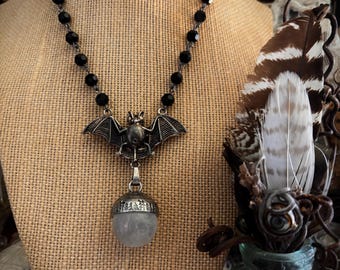 Collar Oráculo Nocturno. Collar rosario gótico negro con bola de cristal de murciélago.