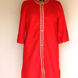 jaren 1960 Cherry Red Lounge wear velours gewaad met gouden trim, maat medium, rood en goud, vintage Kamerjas, vintage vrouwen gewaad, Kerstmis