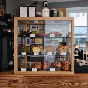 Eiche Glas Vitrine 3-stöckig Arbeitsplatte Vitrine | Handgefertigter Holzaufsteller für Café, Bäckerei, Kuchen, Delikatessen, Ladenschmuck und Home Decor.