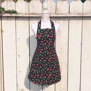 Donna Ciliegia Polka Dot Stampa Apron con pannelli laterali verdi solidi - Nero / Verde / Rosso / Bianco - Una taglia si adatta di più - Fatto a mano