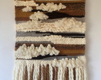 Handgewebter Wandteppich aus Wolle: Braun, Grau, und Weiß Fibre Art
