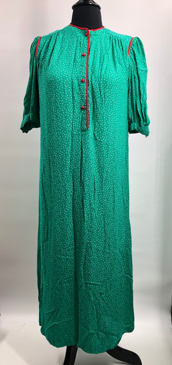 Vintage 1970’s Kelly Green Silky Smock Dress