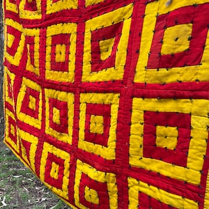 Vintage jaren 30/40 rood + geel geknoopte quilt