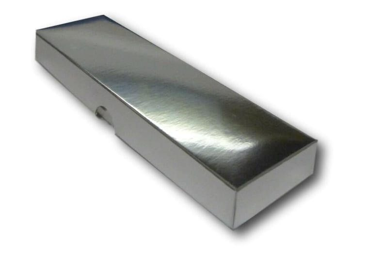 K&ouml;nnte beinhalten: Eine rechteckige silberne Schachtel mit einer glatten, gl&auml;nzenden Oberfl&auml;che. Die Schachtel ist aus Pappe und hat ein wei&szlig;es Innenleben.