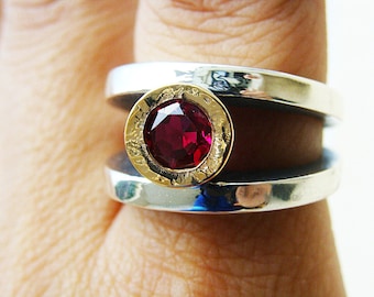 Sterlingzilveren robijnring en 14k massief geelgouden gehamerde setting, robijninstructiering, unieke robijnring, natuurlijke robijnring, unisex ring