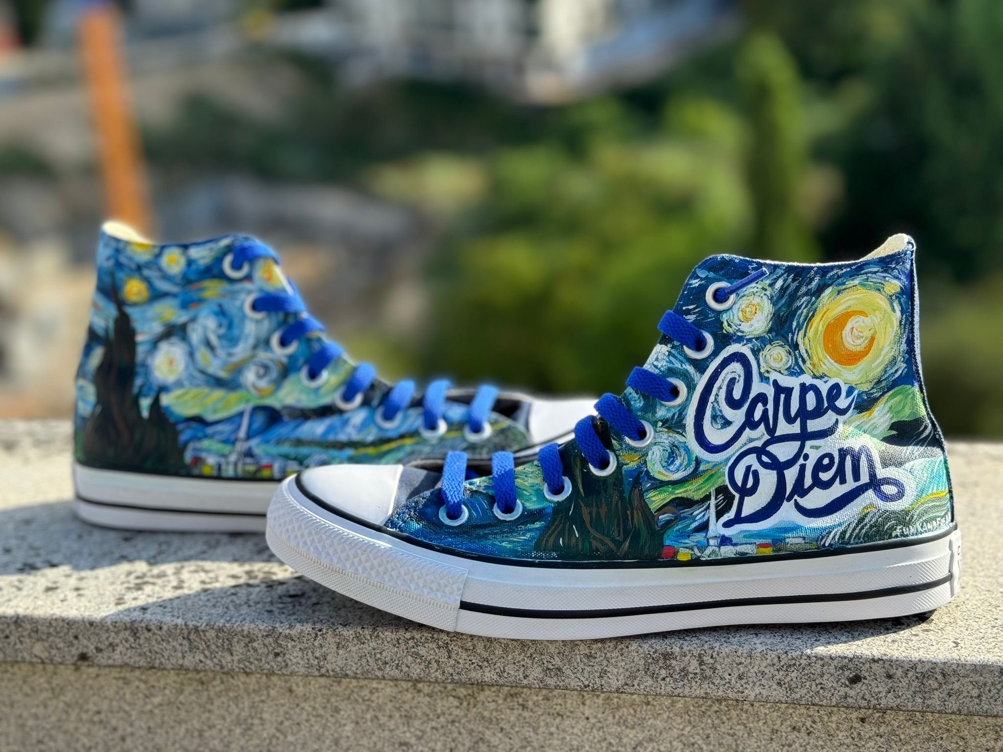 Sneaker stile Converse personalizzate e dipinte a Sono fatti