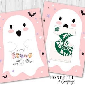 Op de afbeelding: Twee roze Halloween-cadeaubonnenhouders met een wit spookontwerp, zwarte ogen en een grote open mond. Eén kaart heeft de tekst "A LITTLE BROOO JUST FOR YOU. HAPPY HALLOWEEN!" De andere kaart bevat een Starbucks-cadeaubon.
