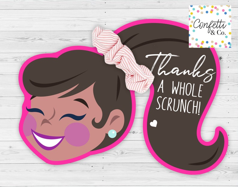 Peut inclure: Panneau d&eacute;coup&eacute; en forme de visage de dessin anim&eacute; souriant avec une queue de cheval. La queue de cheval est orn&eacute;e d'un chouchou &agrave; rayures roses et blanches. Le panneau porte l'inscription "Thanks A Whole Scrunch!" en &eacute;criture blanche.
