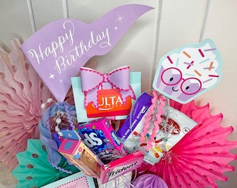 Ensemble de panier-cadeau d'anniversaire cupcakes, fanions de joyeux anniversaire, décoration de fête fille imprimable rose et violet, TÉLÉCHARGEMENT PDF instantané, carte-cadeau