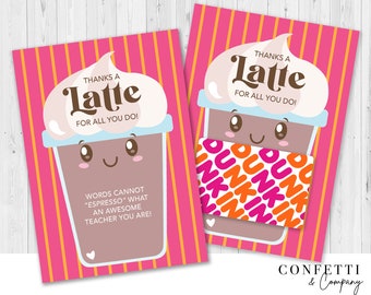 Pode incluir: Dois cartões cor-de-rosa com listras verticais laranja apresentam um design de café com leite de desenho animado. O café com leite tem cobertura de chantilly e um rosto sorridente. O texto diz "Obrigado por um Latte por tudo o que você faz!"