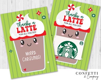 Op de afbeelding: Twee groene kaarten met een cartoon latte ontwerp. De latte heeft een slagroom topping met een zuurstok en de tekst "Thanks a LATTE FOR ALL YOU DO!". Eén kaart zegt "Merry Christmas!". De andere heeft een Starbucks logo.