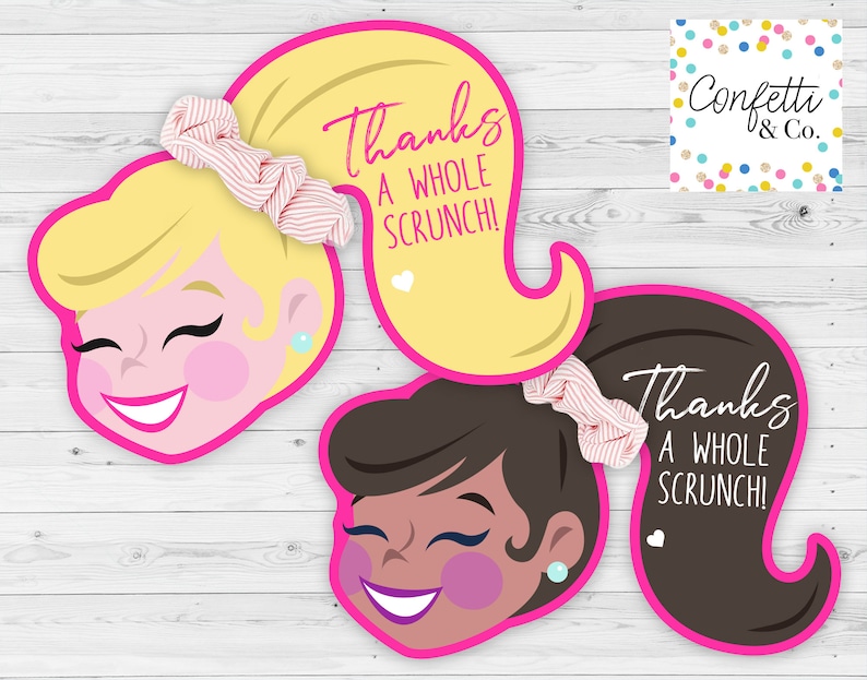 Peut inclure: Deux cartes d&eacute;coup&eacute;es repr&eacute;sentant des visages de dessins anim&eacute;s avec des queues de cheval blondes et brunes, chacune avec un chouchou et le texte "Thanks A Whole Scrunch!". Les cartes ont des bordures roses.