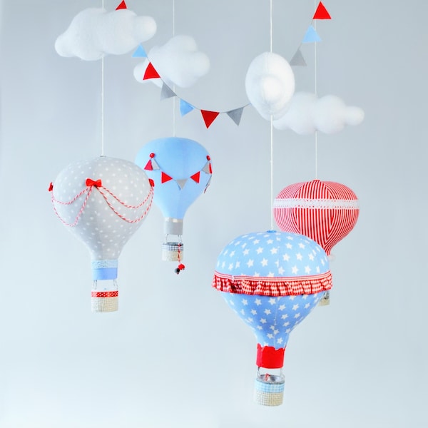 Mobile für Baby Junge in blau rot grau / Sterne Punkte Streifen Muster / Wolken und Heißluftballons Thema für Baby Jungenzimmer / Reise