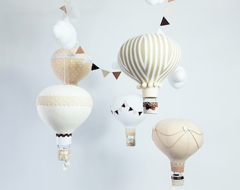 Hot air balloons mobile / Natural color wood cotton linen / For baby room in ecru, beige, brown / Gender neutral nursery mobile / Woodland