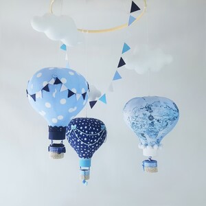 Montgolfières mobile / marine, couleurs bleues et grises / nuages et ballons crèche / bébé garçon voyage mobile / thème de voyage, ancienne carte