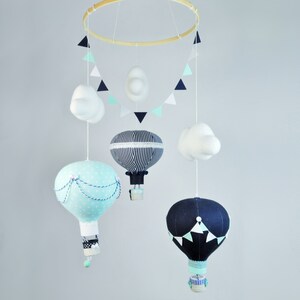 Karussell über dem Kinderbett, Heißluftballons Dekorationen, Marineblau und grau, Kinderzimmer, Krippenmobil, Heißluftballons Motiv