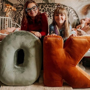 Letra O, almofada enorme com letras de 19" (48 cm) ou grande 16" (40 cm), almofada com letra O, almofada personalizada em veludo ou veludo com letras para quarto de criança