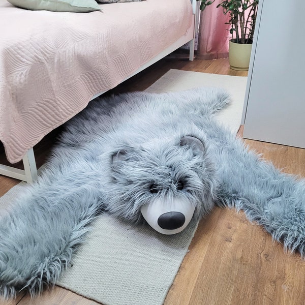 Un tapis en forme d'ours en peluche pour une chambre d'enfant. Tapis gris en peluche pour le sol. Tapis gris pour bébé garçon ou bébé fille. Motif forêt