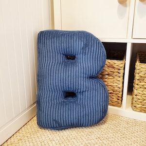 Cojín de pana tamaño B 19"/50 cm o 16"/40 cm Almohada en forma de B, un complemento personalizado para la habitación de un niño. 25 colores de pana para elegir